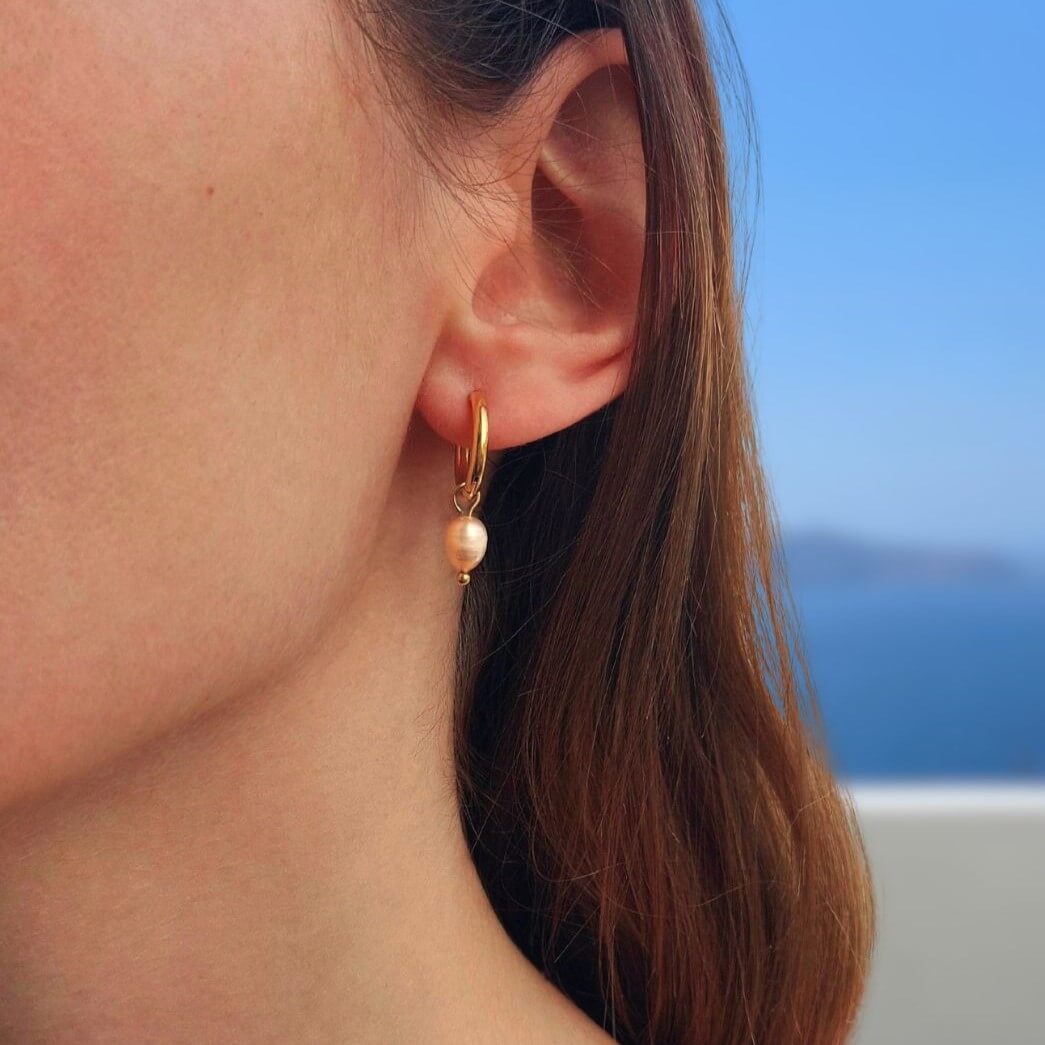 Boucles d'oreilles créole avec perle d'eau douce orange pendante. 