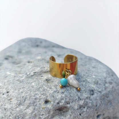 Bague en acier inoxydable à breloques de turquoise bleu et de perle d'eau douce.