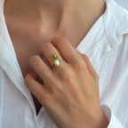 Bague pour femme en acier inoxydable doré avec breloques perle d'eau douce naturelle blanche.