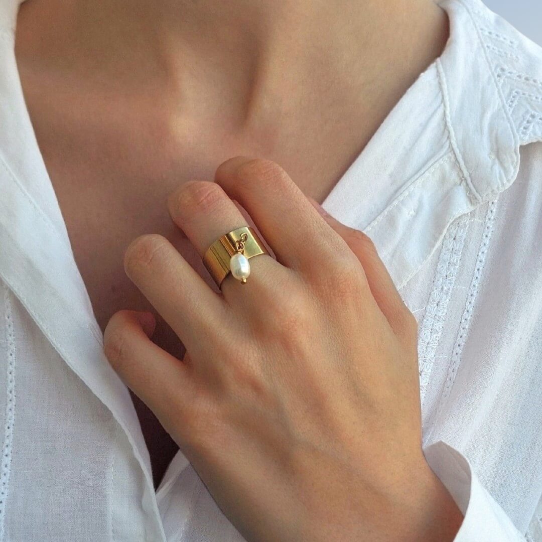 Bague pour femme en acier inoxydable doré avec breloques perle d'eau douce naturelle blanche.