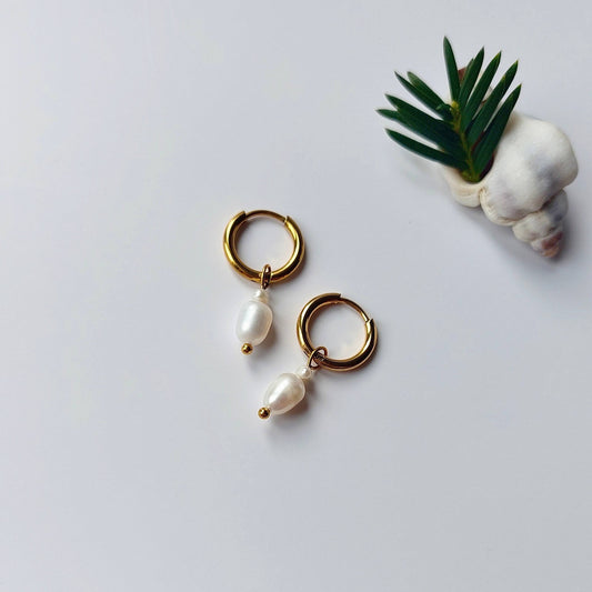 Paire de petites creoles en acier inoxydable dore et perle deau douce