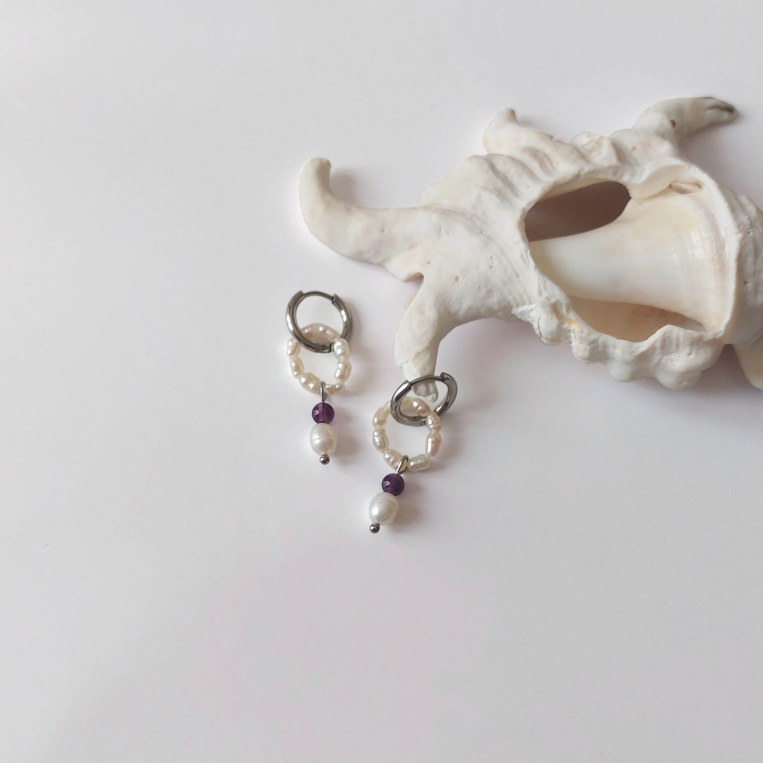 Boucles d'oreilles créole en acier inoxydable argenté pour femme avec perles d'eau douce et pierres d'améthyste violettes
