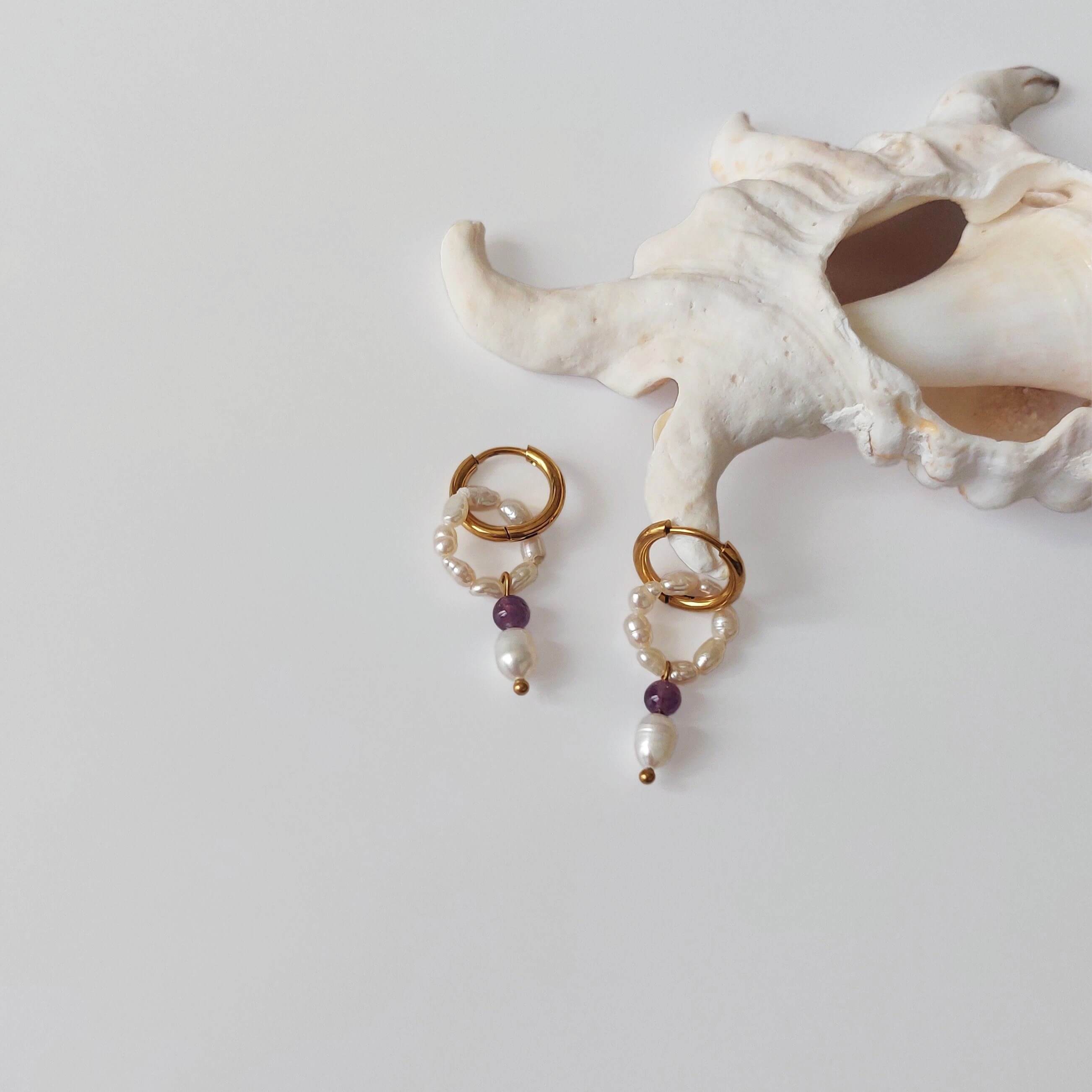Boucles d'oreilles créole pour femme avec perles d'eau douce et pierres d'amethyste violette