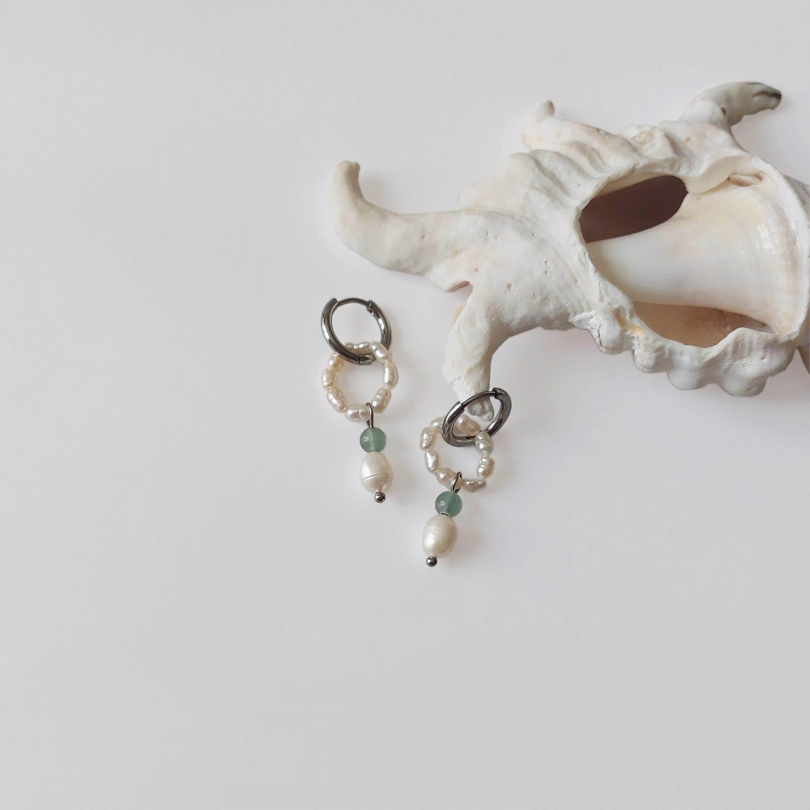 Boucles d'oreilles créole en acier inoxydable argenté pour femme avec perles d'eau douce et pierres d'aventurine vertes