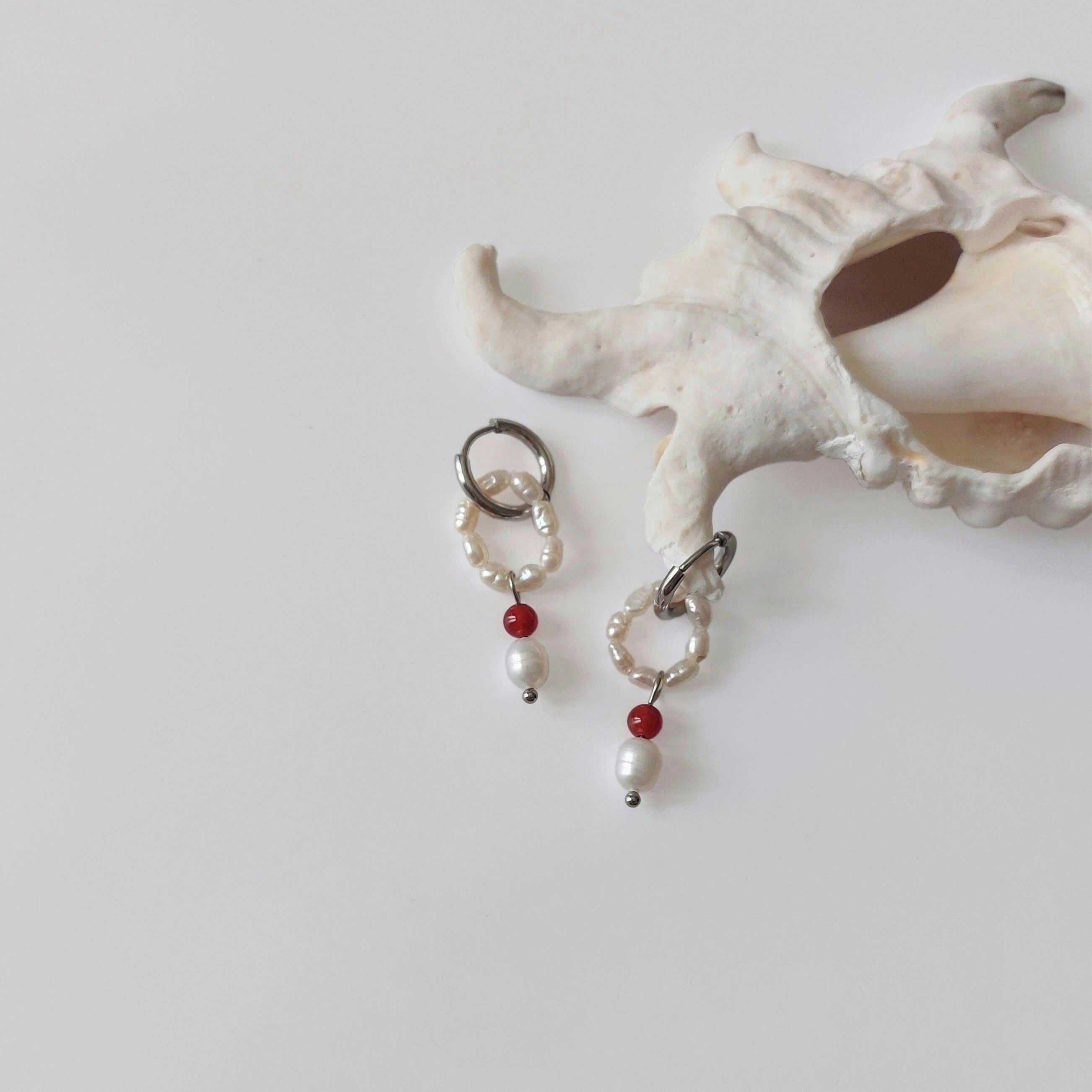 Boucles d'oreilles créole en acier inoxydable argenté pour femme avec perles d'eau douce et pierres de cornaline rouges