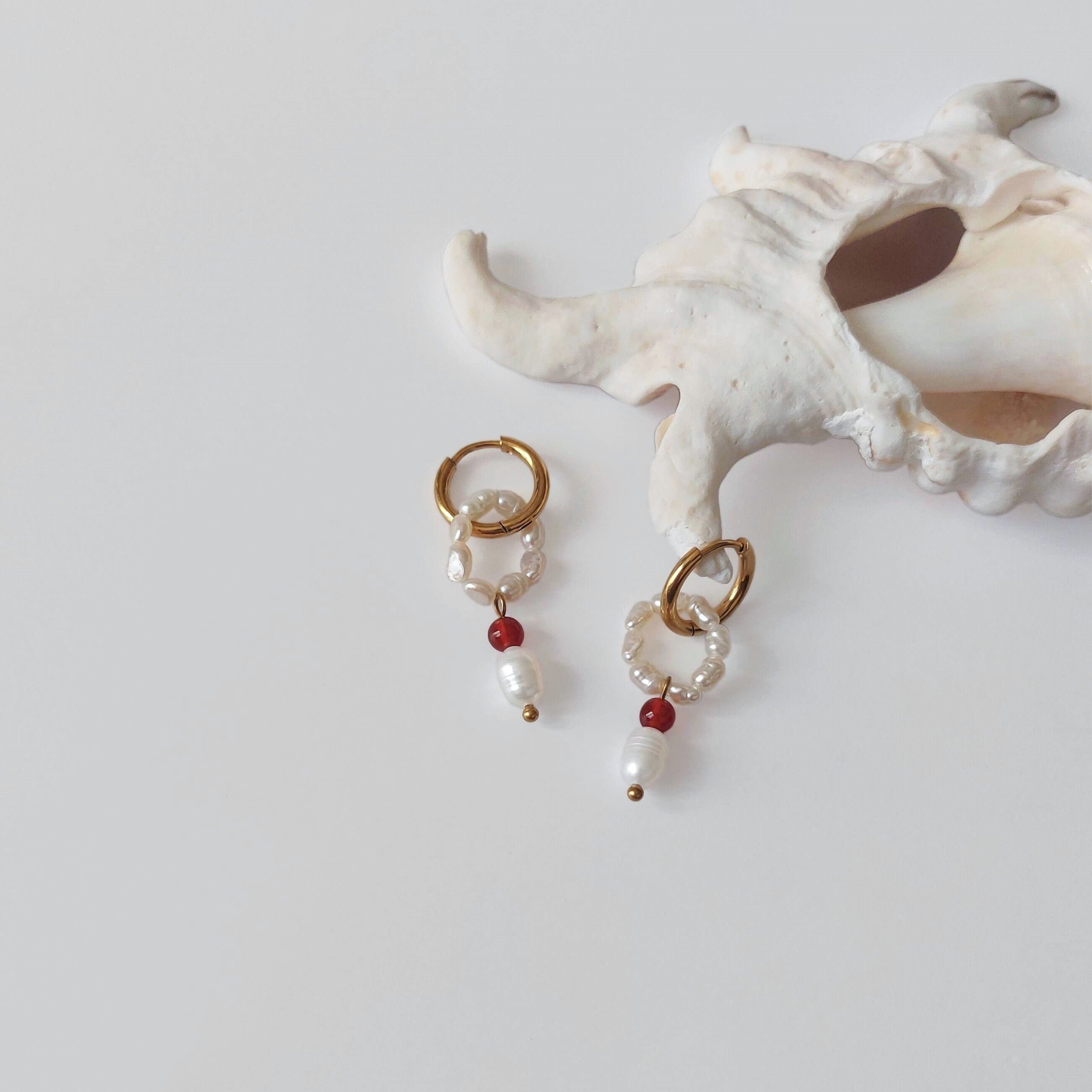 Boucles d'oreilles créole pour femme avec perles d'eau douce et pierres de cornaline rouge
