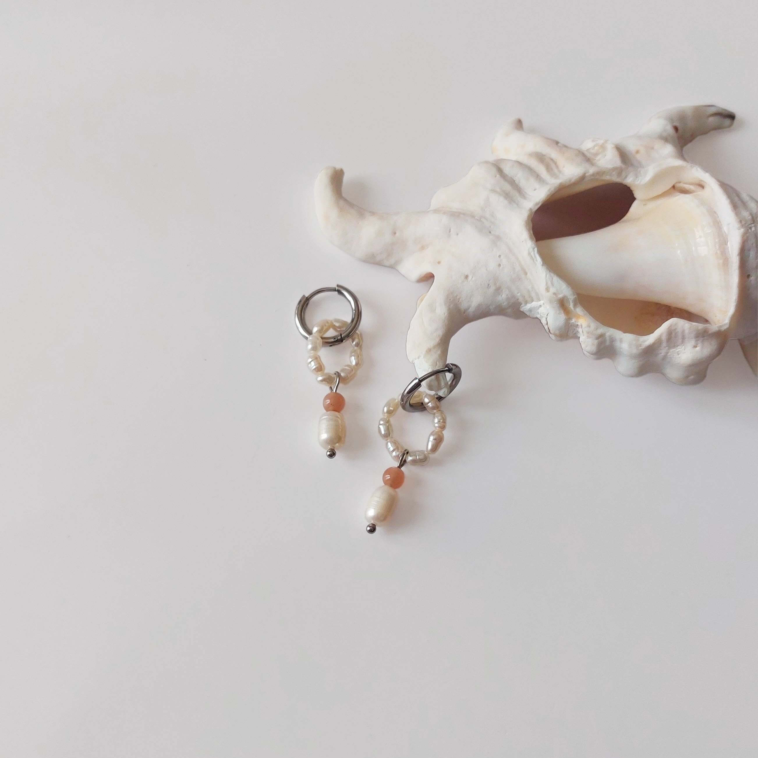 Boucles d'oreilles créole en acier inoxydable argenté pour femme avec perles d'eau douce et pierres de soleil roses