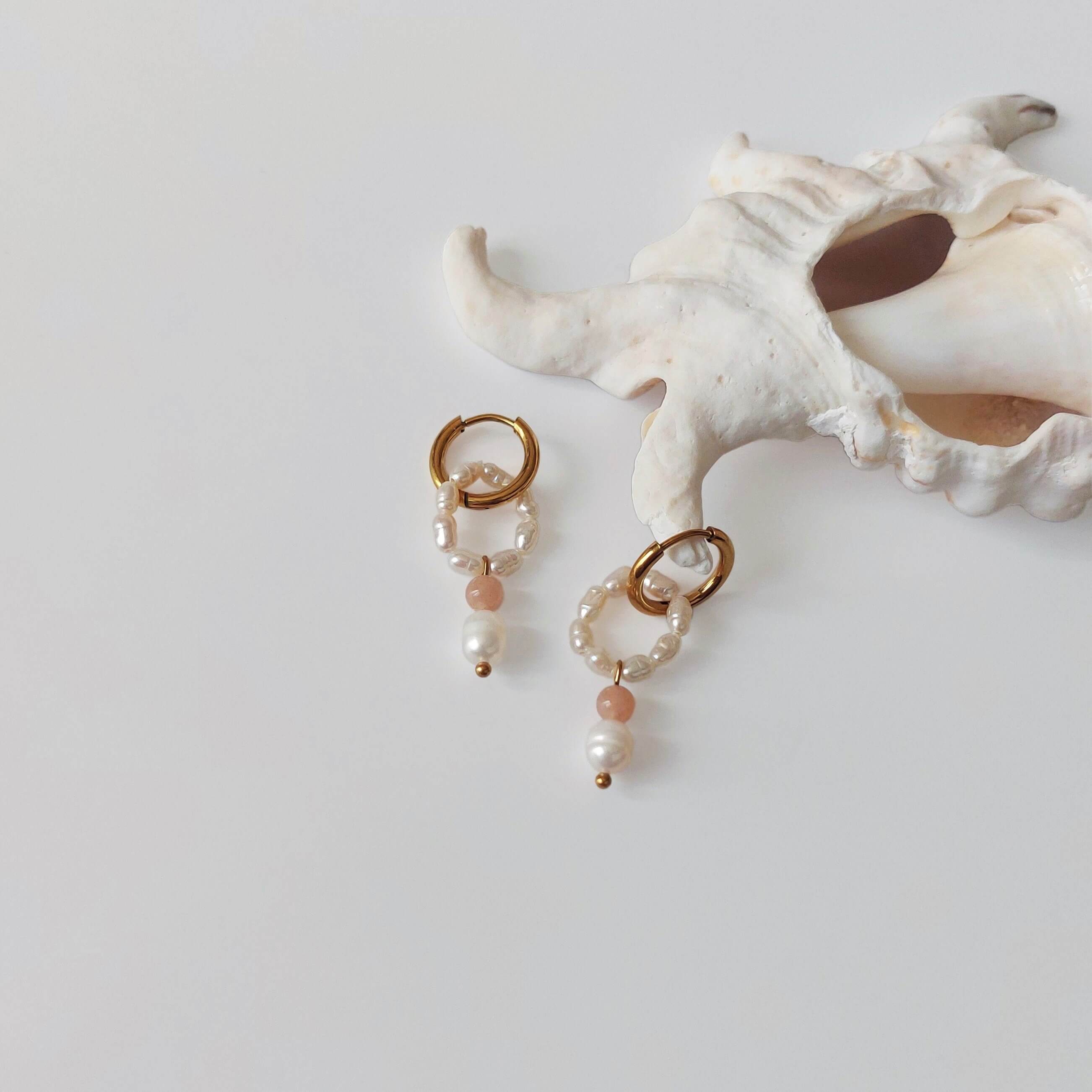 Boucles d'oreilles créole pour femme avec perles d'eau douce et pierres de soleil rose