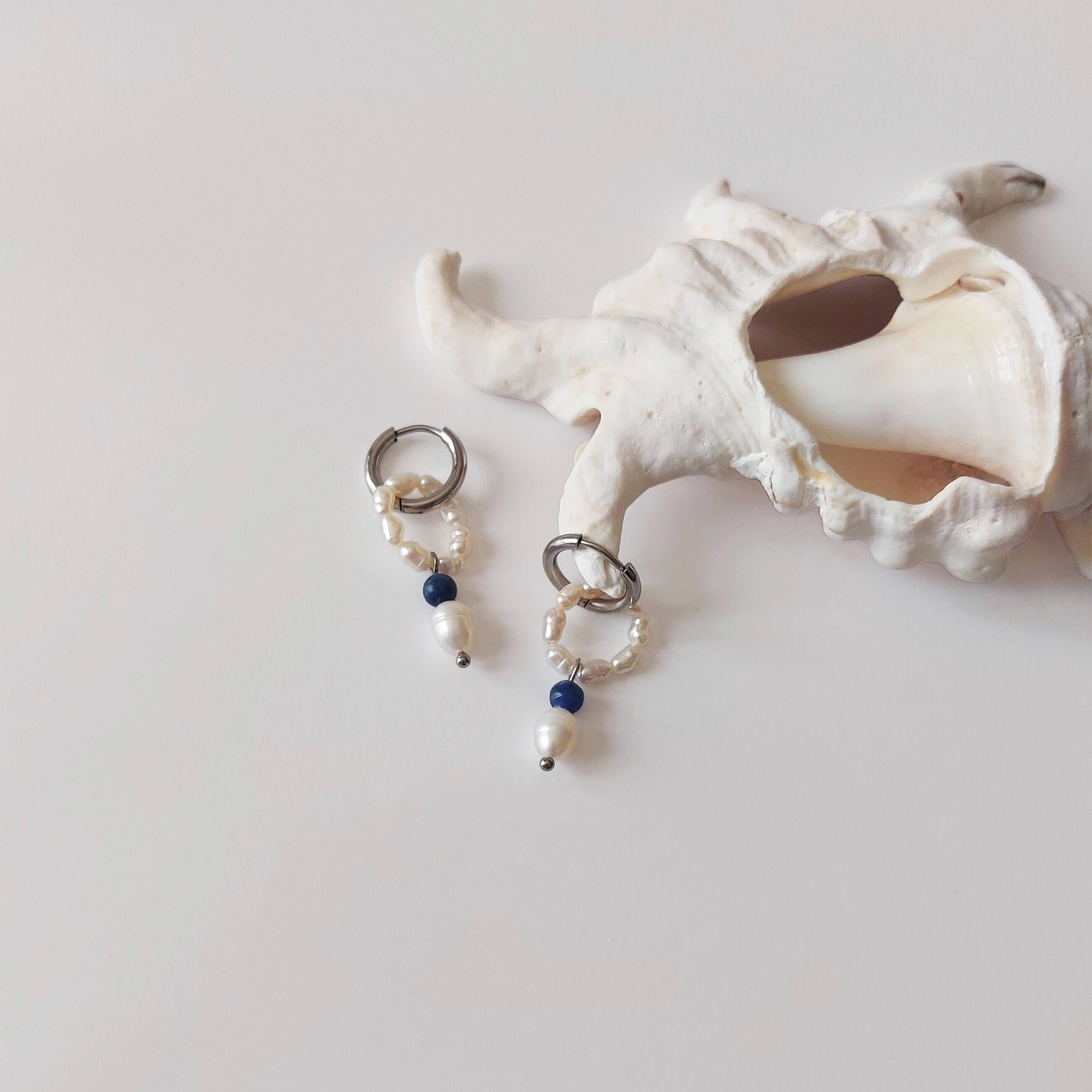 Boucles d'oreilles créole en acier inoxydable argenté pour femme avec perles d'eau douce et pierres de sodalite bleues