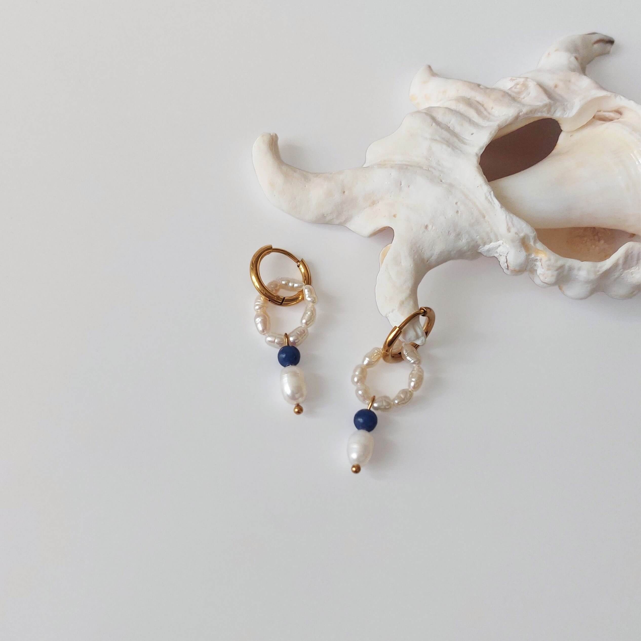 Boucles d'oreilles créole pour femme avec perles d'eau douce et pierres de sodalite bleu