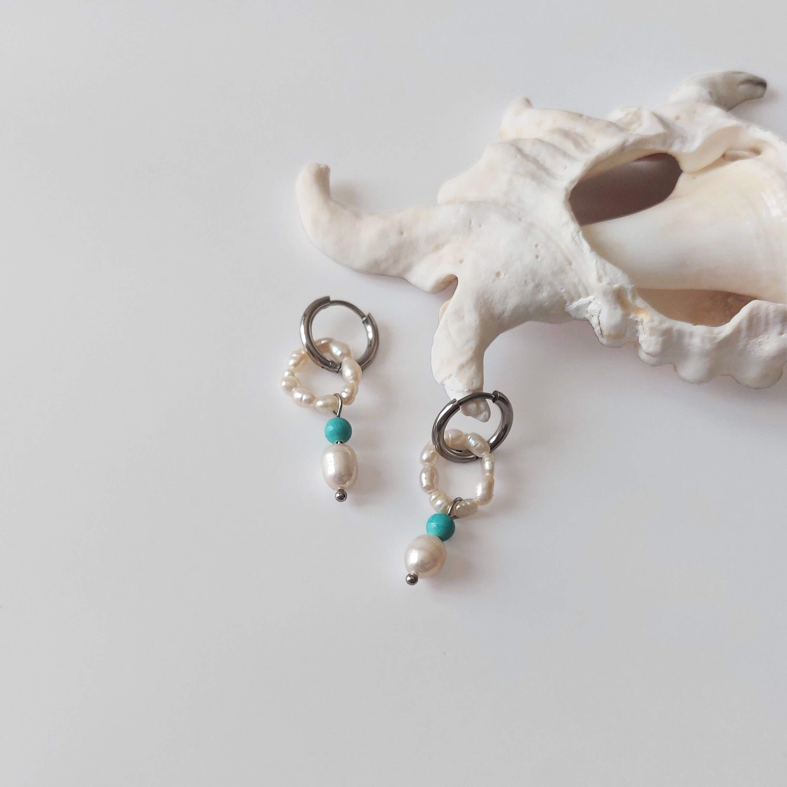 Boucles d'oreilles créole en acier inoxydable argenté pour femme avec perles d'eau douce et pierres de turquoise bleues