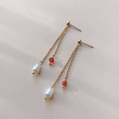 Boucles d'oreilles en acier inoxydable avec perle d'eau douce et pierres de cornaline rouges, bijou délicat et élégant pour un style distingué au quotidien.