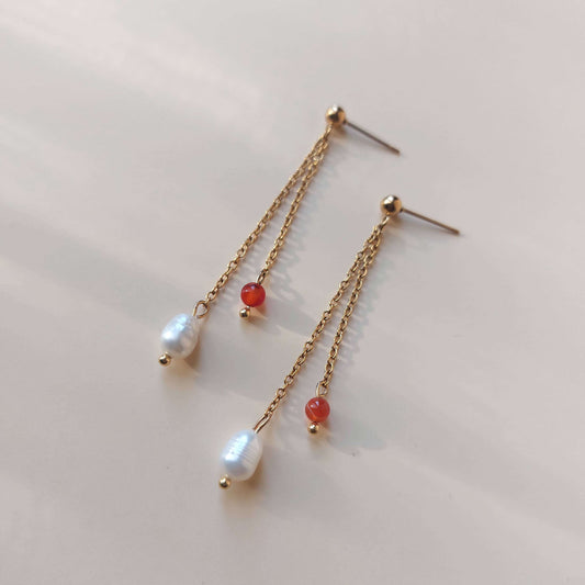 Boucles d'oreilles en acier inoxydable avec perle d'eau douce et pierres de cornaline rouges, bijou délicat et élégant pour un style distingué au quotidien.