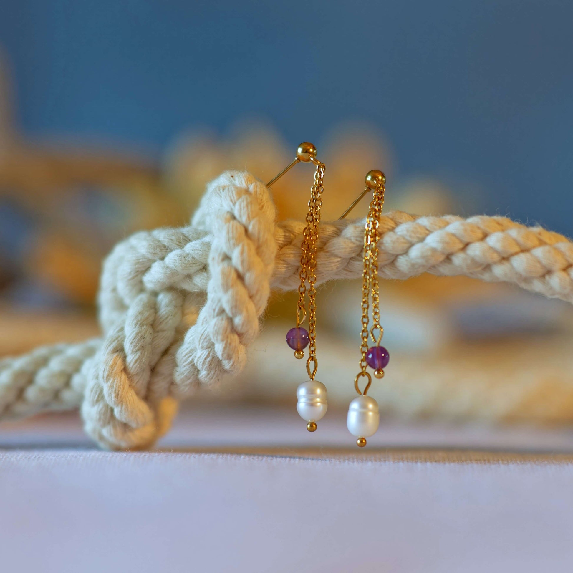 Boucles d'oreilles pendantes pour femme en acier inoxydable avec perles d'eau douce et perles d'améthyste violette.
