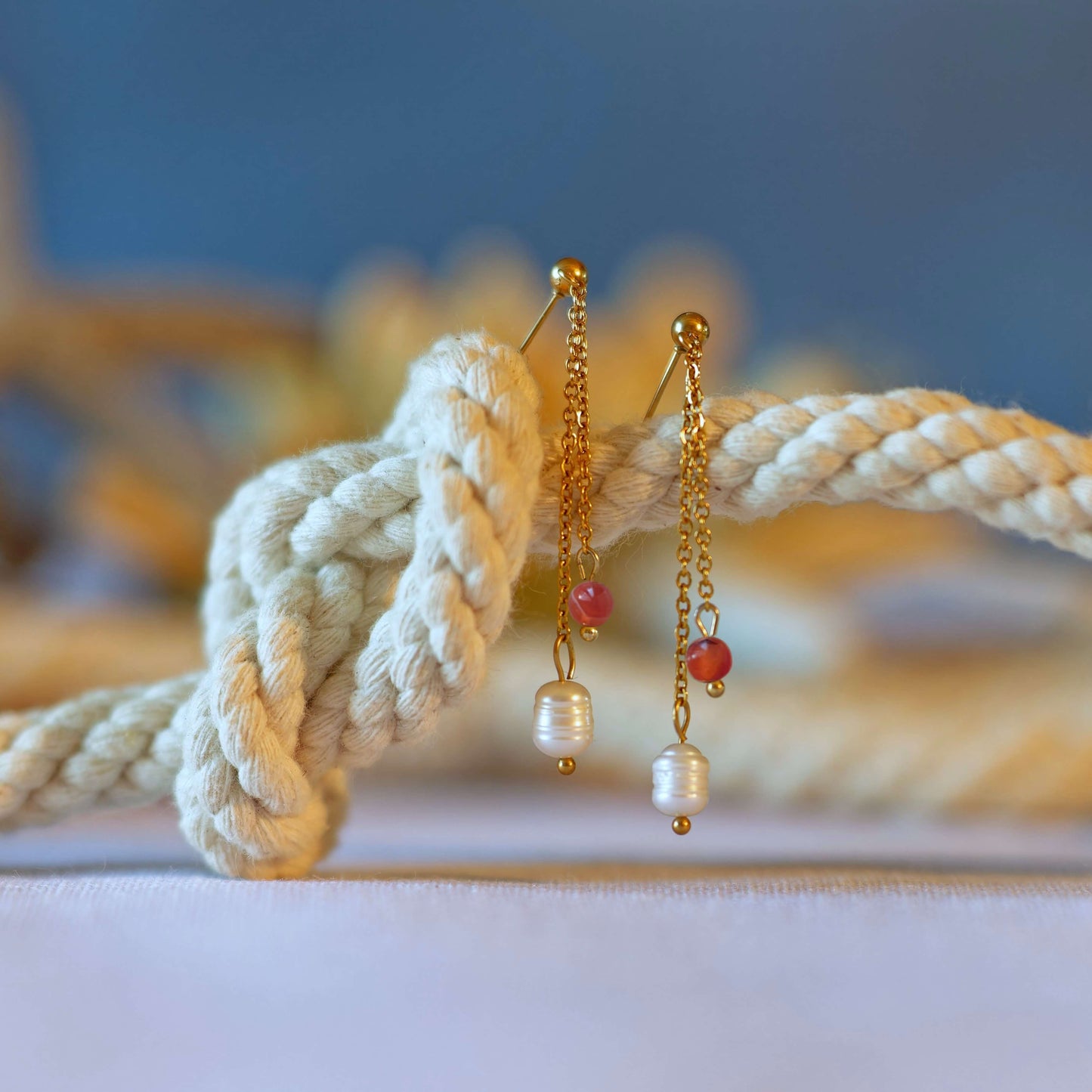 Boucles d'oreilles pendantes pour femme en acier inoxydable avec perles d'eau douce et perles de cornaline rouge. 