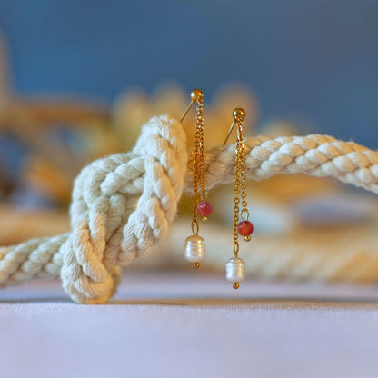Boucles d'oreilles pendantes pour femme en acier inoxydable avec perles d'eau douce et perles de cornaline rouge. 