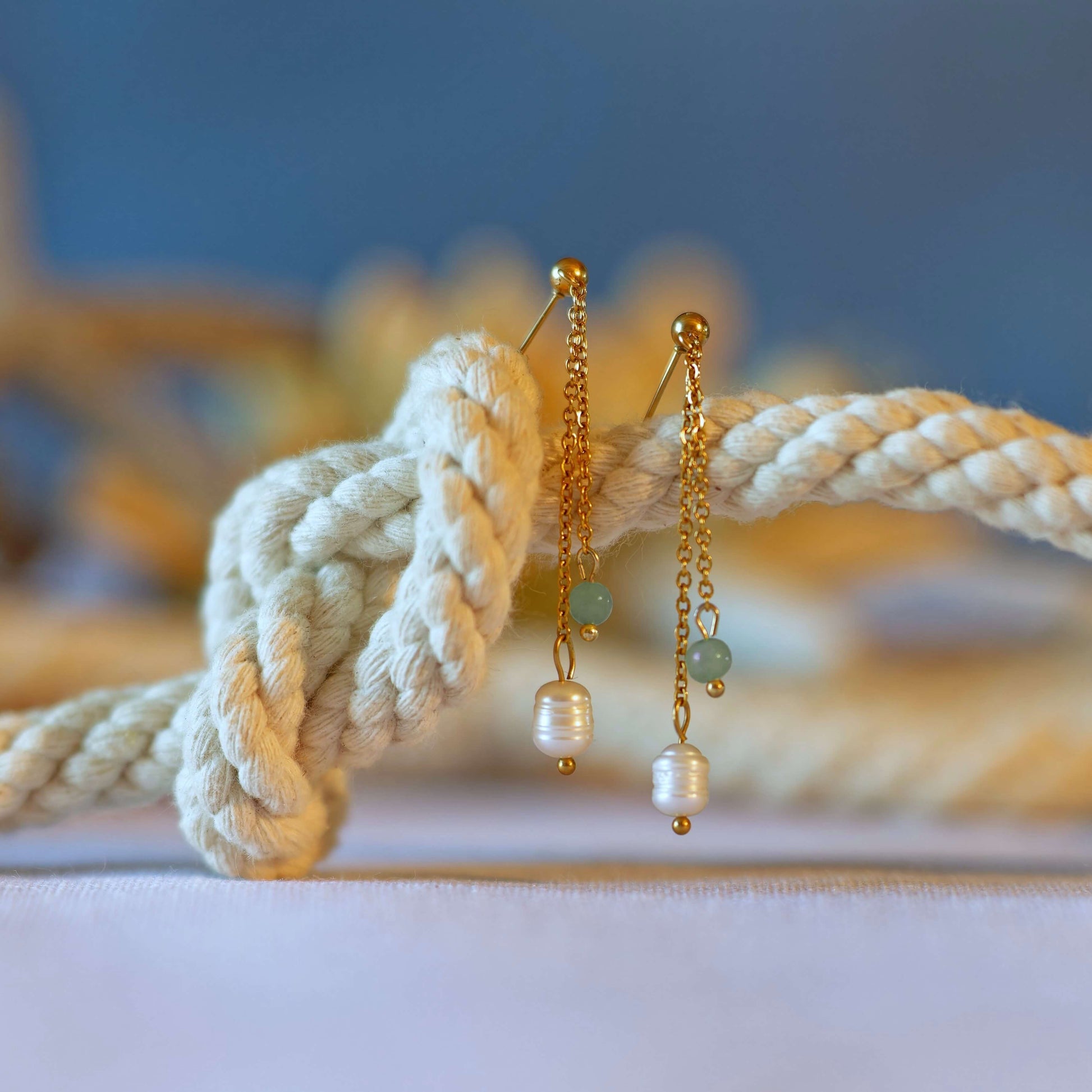 Boucles d'oreilles pendantes pour femme en acier inoxydable avec perles d'eau douce et perles d'aventurine verte.