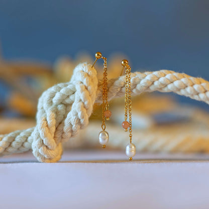 Boucles d'oreilles pendantes pour femme en acier inoxydable avec perles d'eau douce et perles de pierre de soleil.