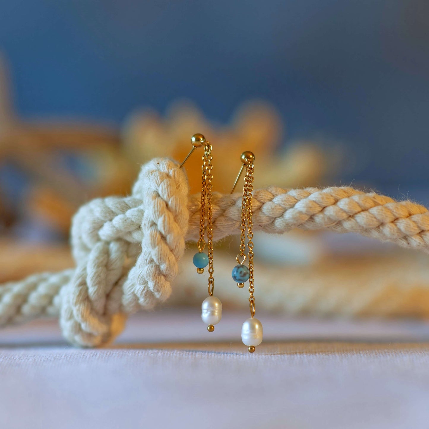 Boucles d'oreilles pendantes pour femme en acier inoxydable avec perles d'eau douce et perles de turquoise bleue.