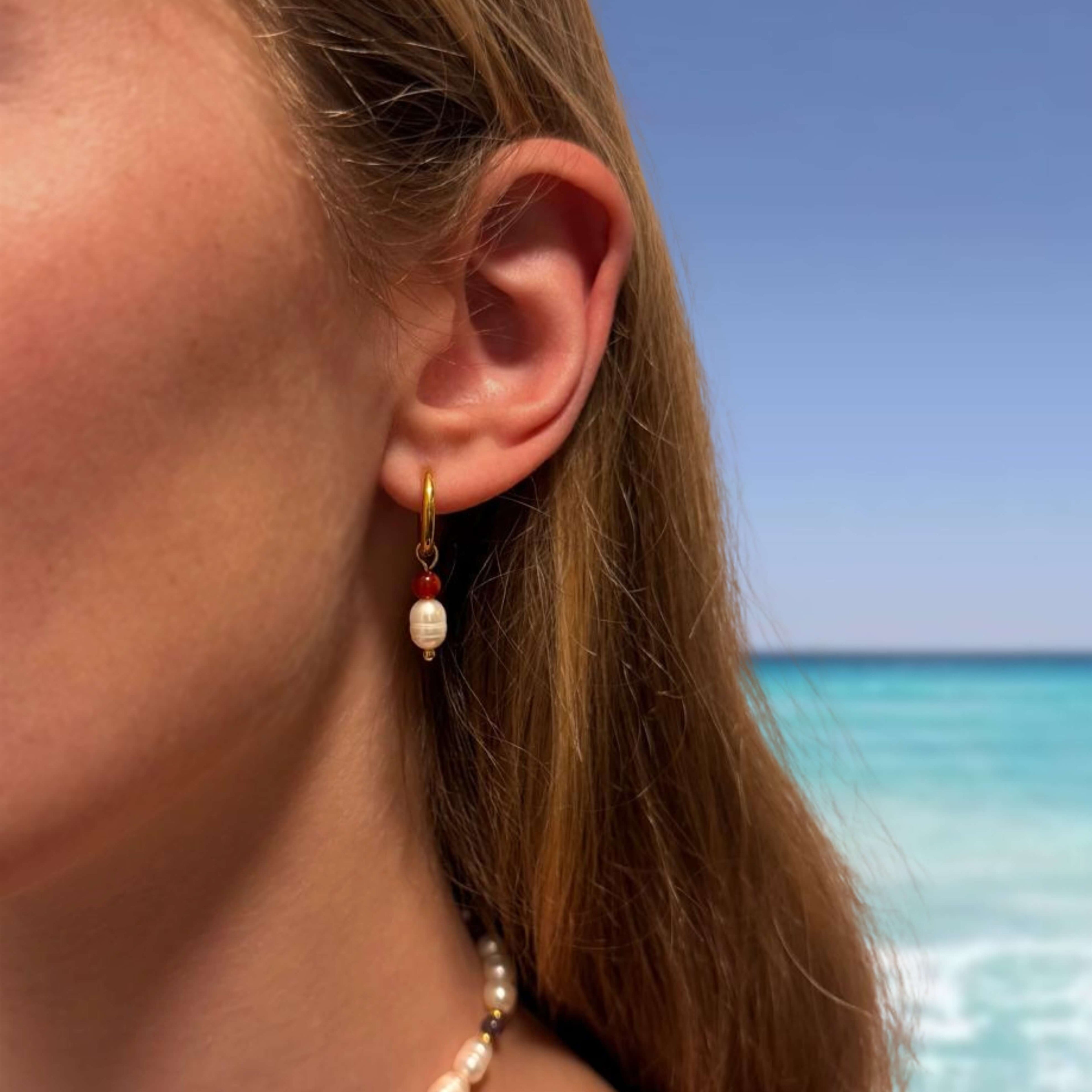 Monoboucle unisexe en acier inoxydable, perle d'eau douce et cornaline rouge.