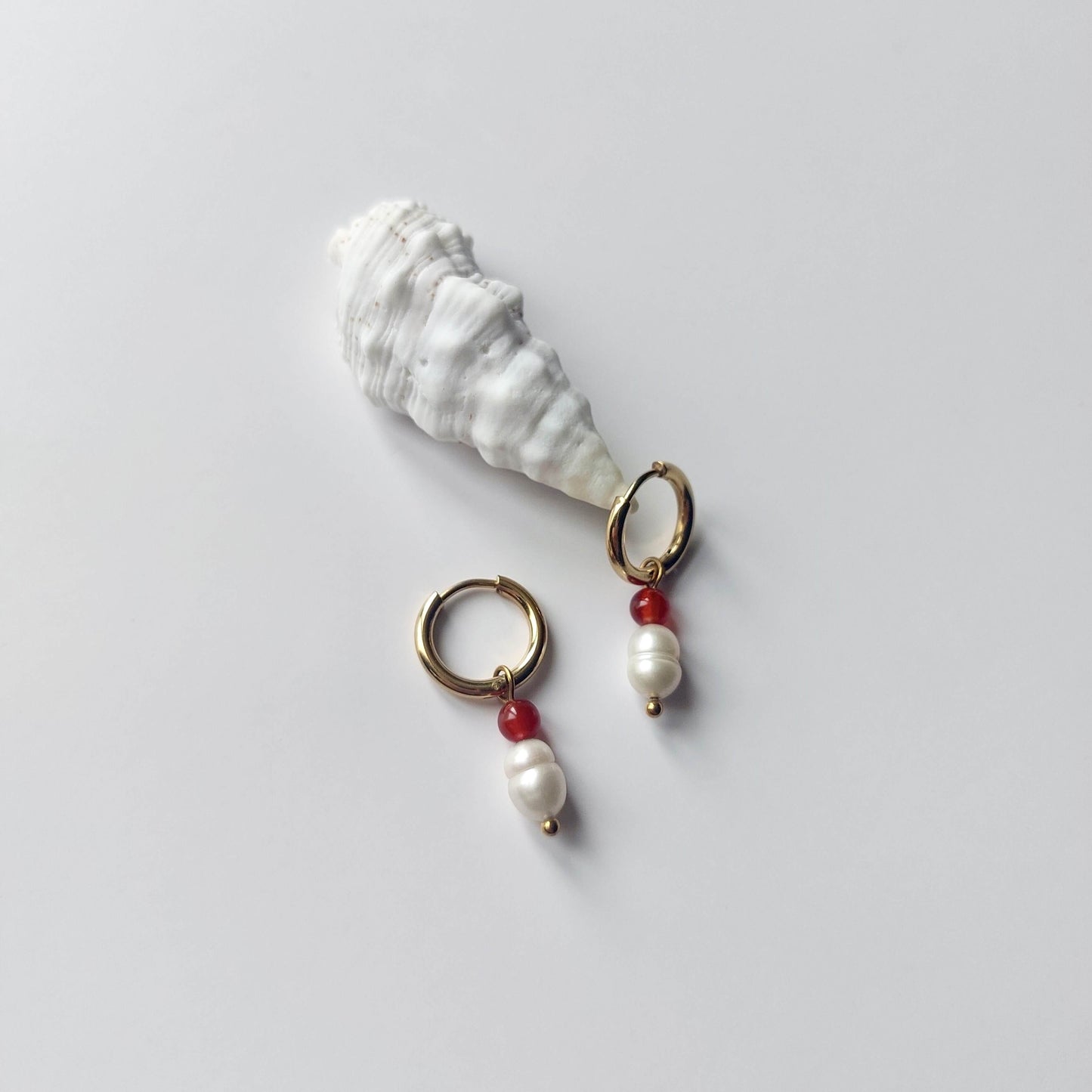 Boucles d'oreilles créoles en acier inoxydable doré avec une pierre d'eau douce et une perle de cornaline rouge