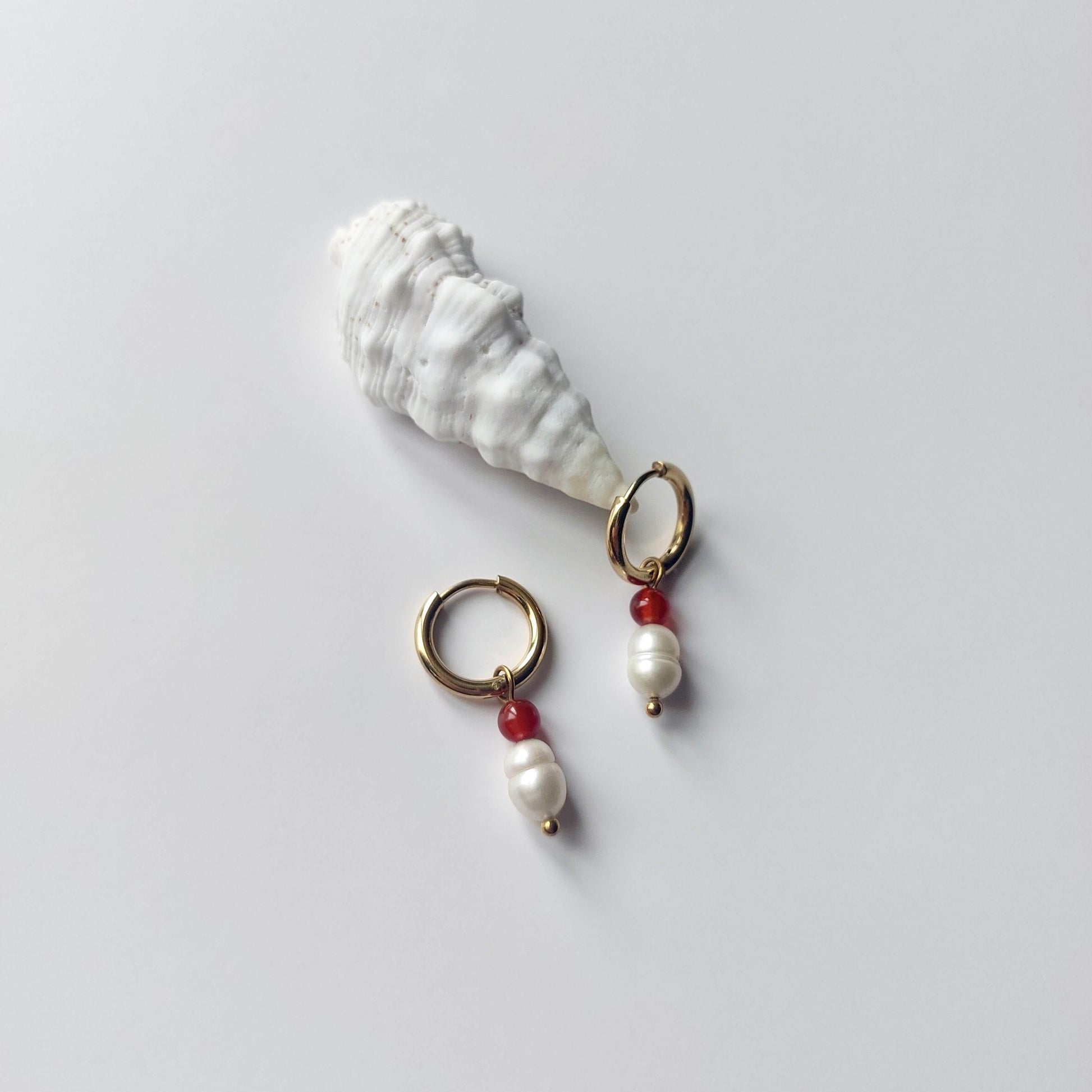 Boucles d'oreilles créoles en acier inoxydable doré avec une pierre d'eau douce et une perle de cornaline rouge