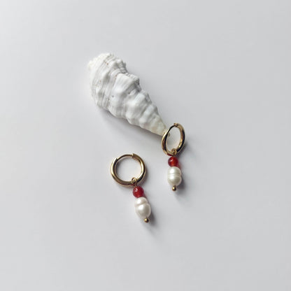 Boucles d'oreilles créoles en acier inoxydable doré avec une pierre d'eau douce et une perle de cornaline rouge