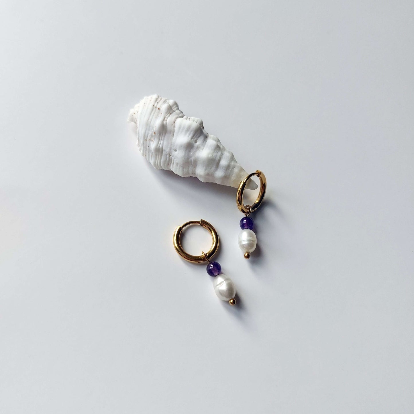 Boucles d'oreilles créoles en acier inoxydable doré avec une pierre d'eau douce et une perle d'amethyste violette