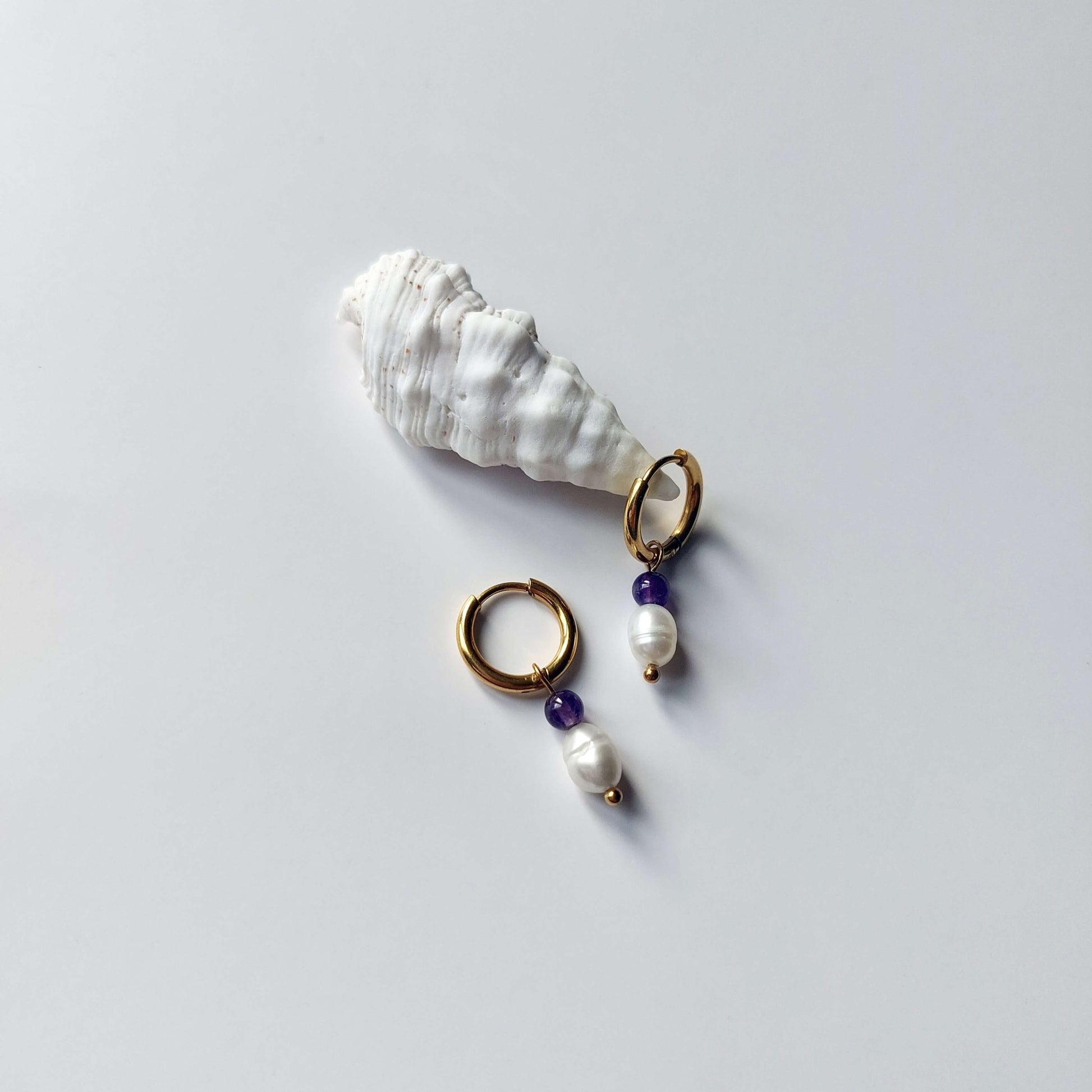 Boucles d'oreilles créoles en acier inoxydable doré avec une pierre d'eau douce et une perle d'amethyste violette