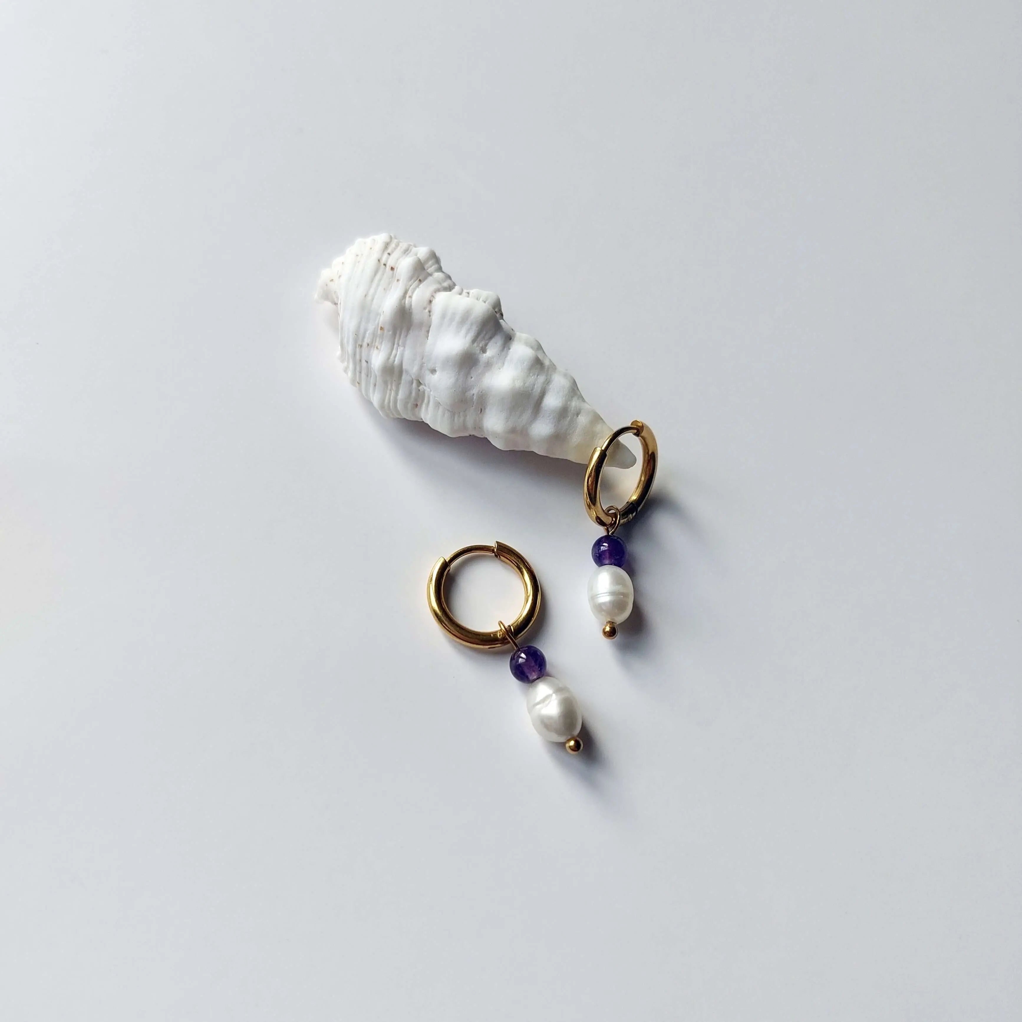 Boucles d'oreilles créoles en acier inoxydable doré avec une pierre d'eau douce et une perle d'amethyste violette