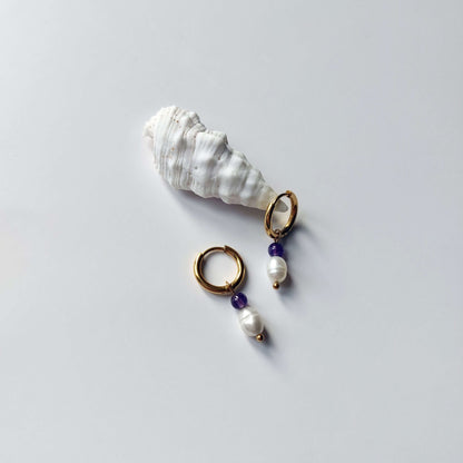 Boucles d'oreilles créoles en acier inoxydable doré avec une pierre d'eau douce et une perle d'amethyste violette