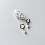 Boucles d'oreilles créoles en acier inoxydable doré avec une pierre d'eau douce et une perle d'aventurine verte