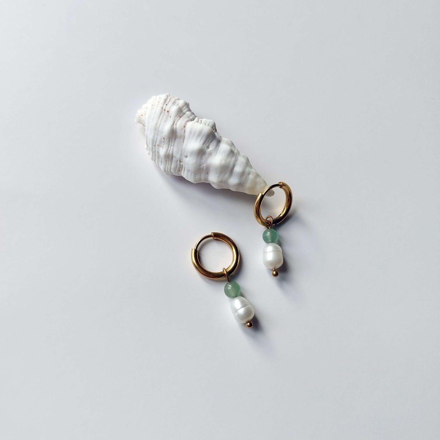 Boucles d'oreilles créoles en acier inoxydable doré avec une pierre d'eau douce et une perle d'aventurine verte