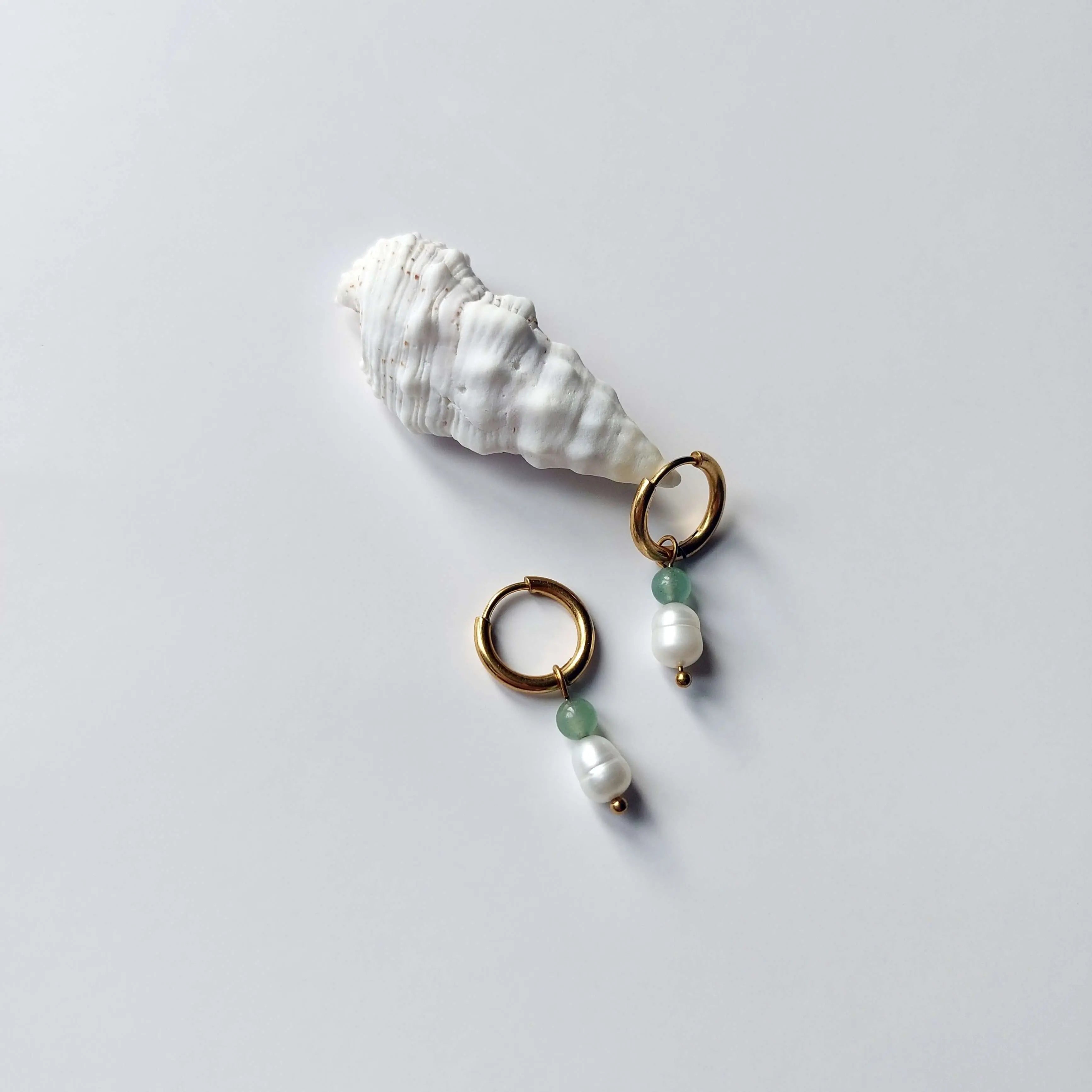 Boucles d'oreilles créoles en acier inoxydable doré avec une pierre d'eau douce et une perle d'aventurine verte