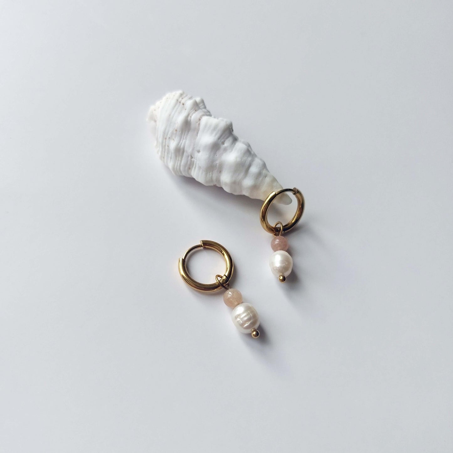 Boucles d'oreilles créoles en acier inoxydable doré avec une pierre d'eau douce et une perle de pierre de soleil rose