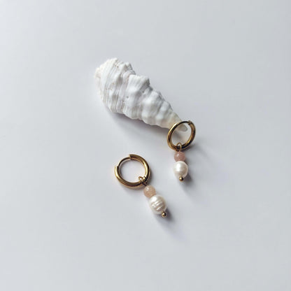 Boucles d'oreilles créoles en acier inoxydable doré avec une pierre d'eau douce et une perle de pierre de soleil rose