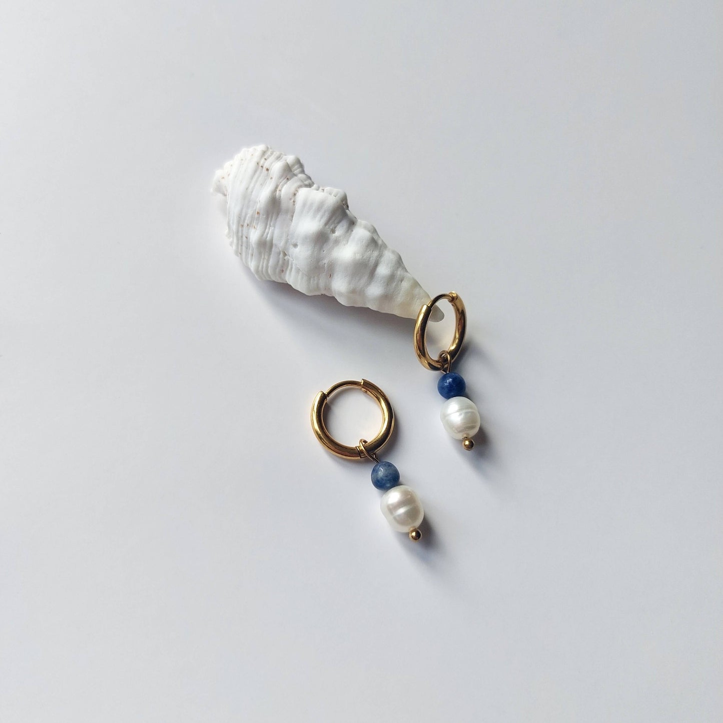 Boucles d'oreilles créoles en acier inoxydable doré avec une pierre d'eau douce et une perle de sodalite bleue