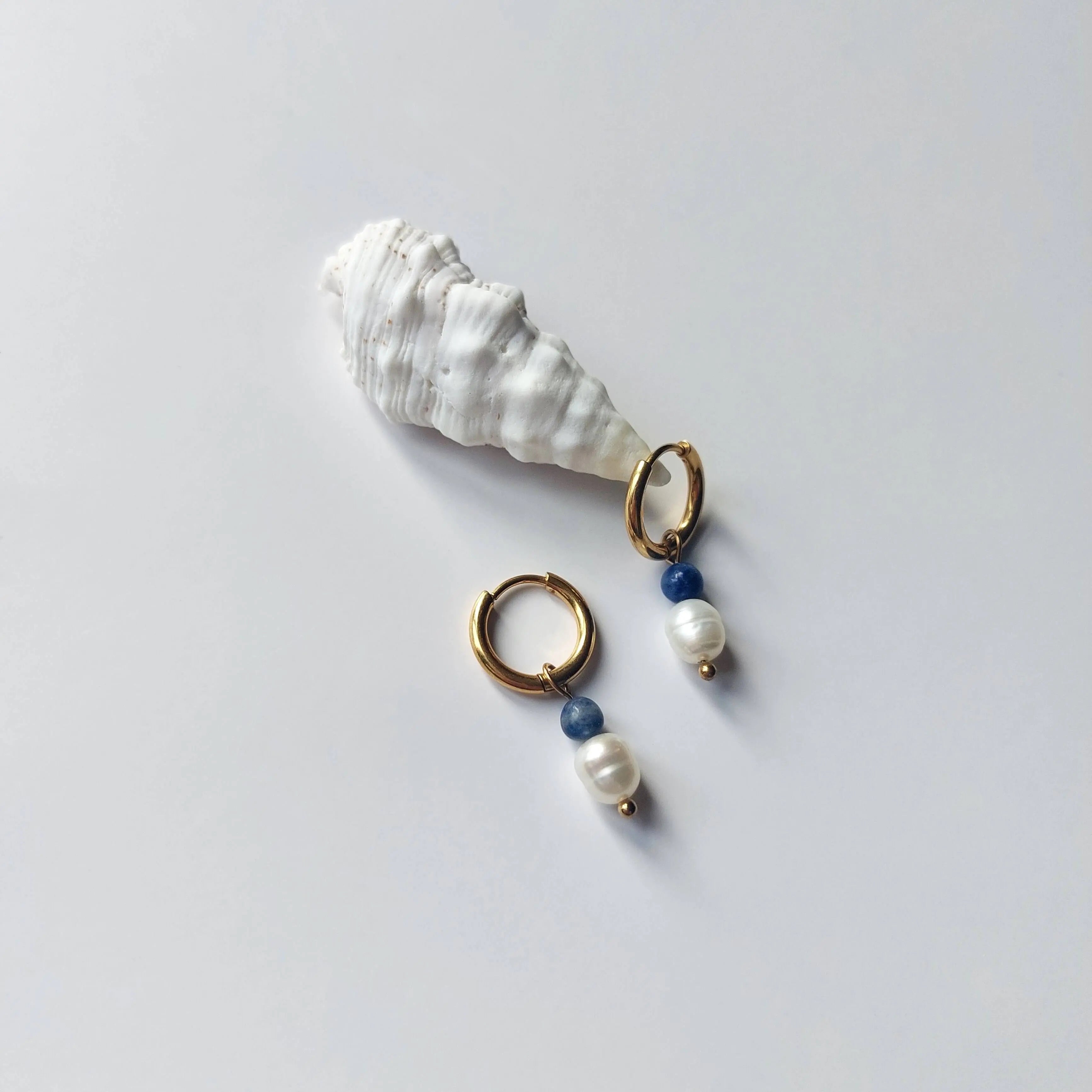 Boucles d'oreilles créoles en acier inoxydable doré avec une pierre d'eau douce et une perle de sodalite bleue