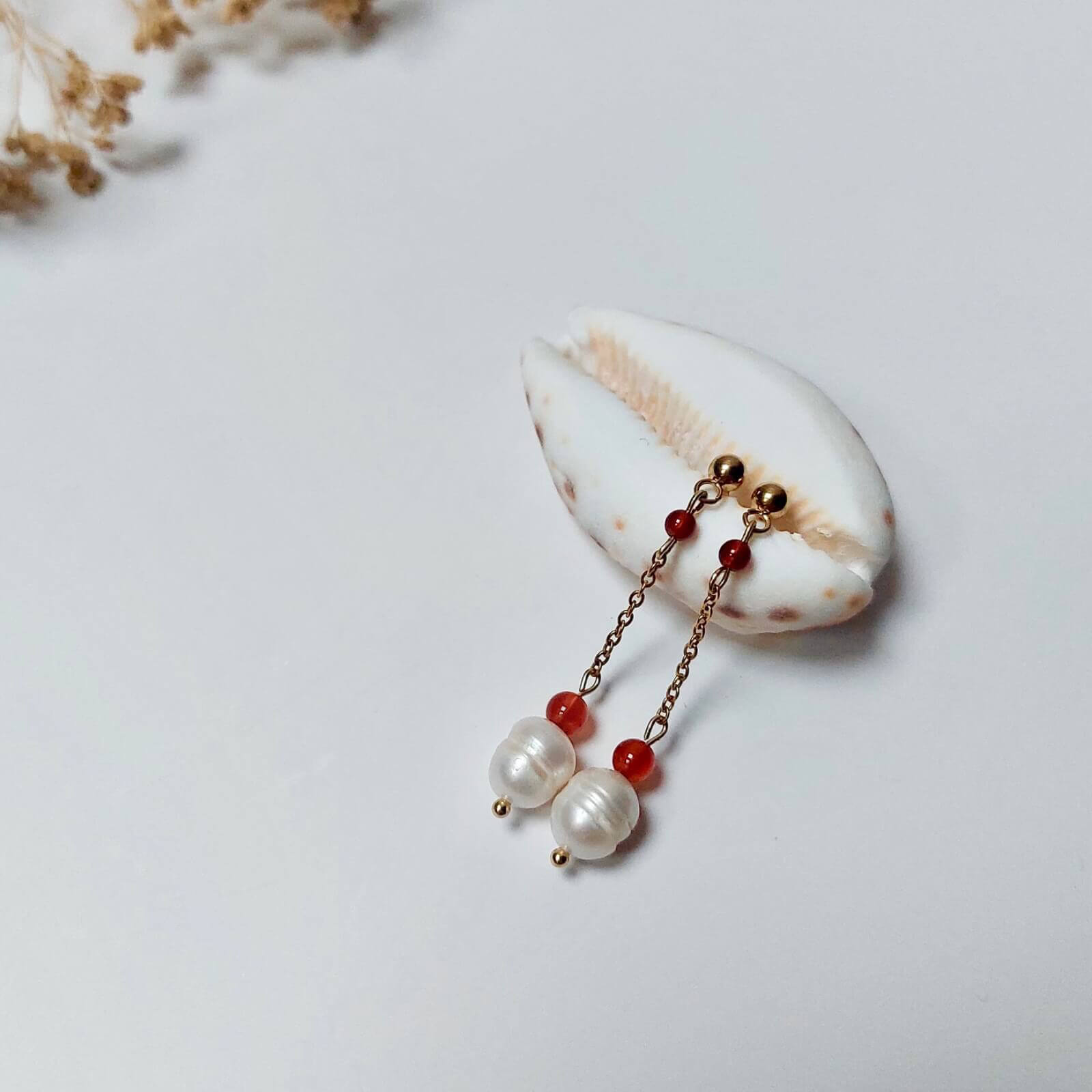 Paire de boucles d'oreilles pendantes en acier inoxydable, perles d'eau douce et cornaline rouge