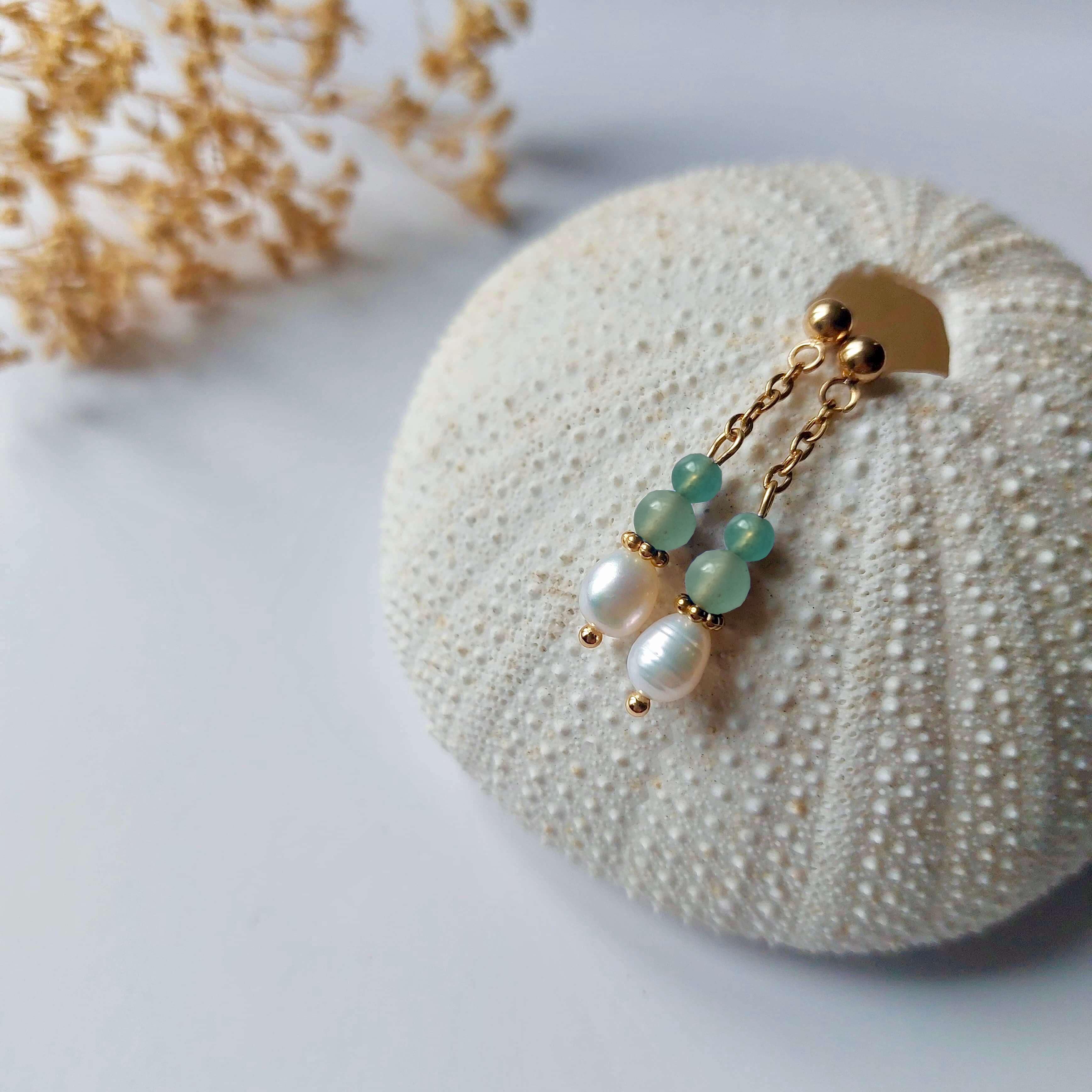 Boucles d'oreilles tendances en acier inoxydable, perles d'eau douce et perles d'aventurine verte parfaites pour le quotidien. 