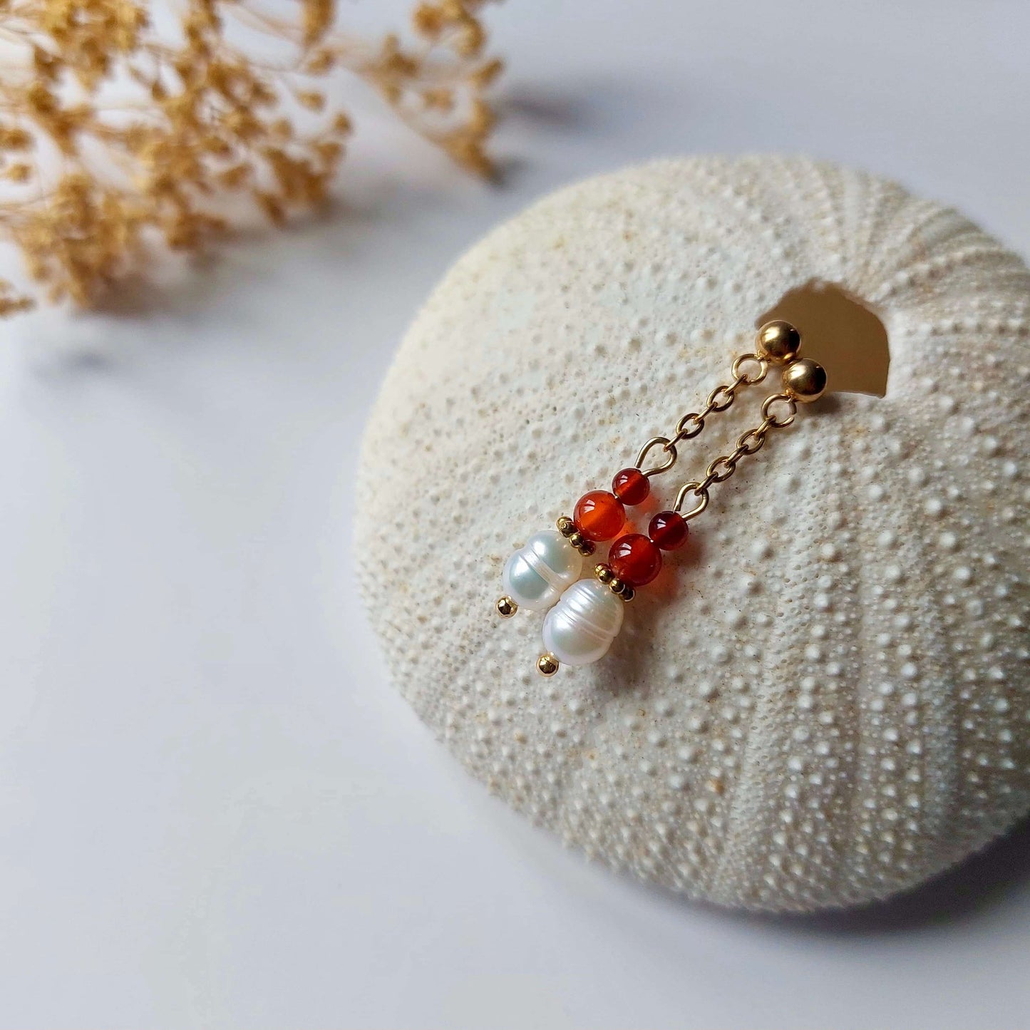 Boucles d'oreilles tendances en acier inoxydable, perles d'eau douce et perles de cornaline rouge parfaites pour le quotidien. 