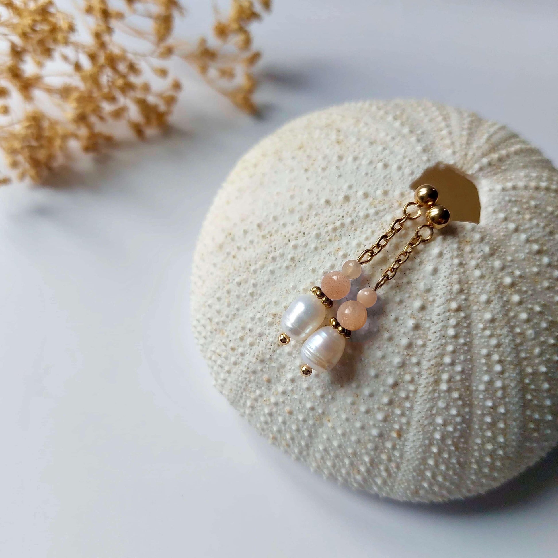 Boucles d'oreilles tendances en acier inoxydable, perles d'eau douce et perles de pierre de soleil parfaites pour le quotidien. 