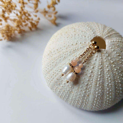 Boucles d'oreilles tendances en acier inoxydable, perles d'eau douce et perles de pierre de soleil parfaites pour le quotidien. 