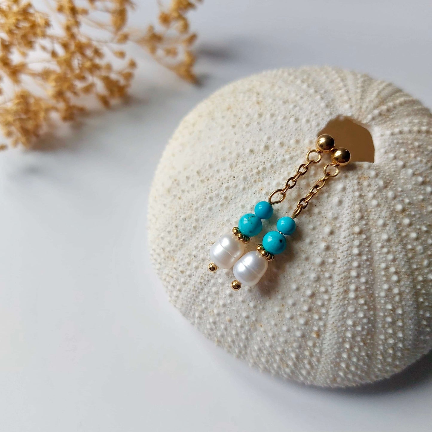 Boucles d'oreilles tendances en acier inoxydable, perles d'eau douce et perles de Turquoise bleue parfaites pour le quotidien. 