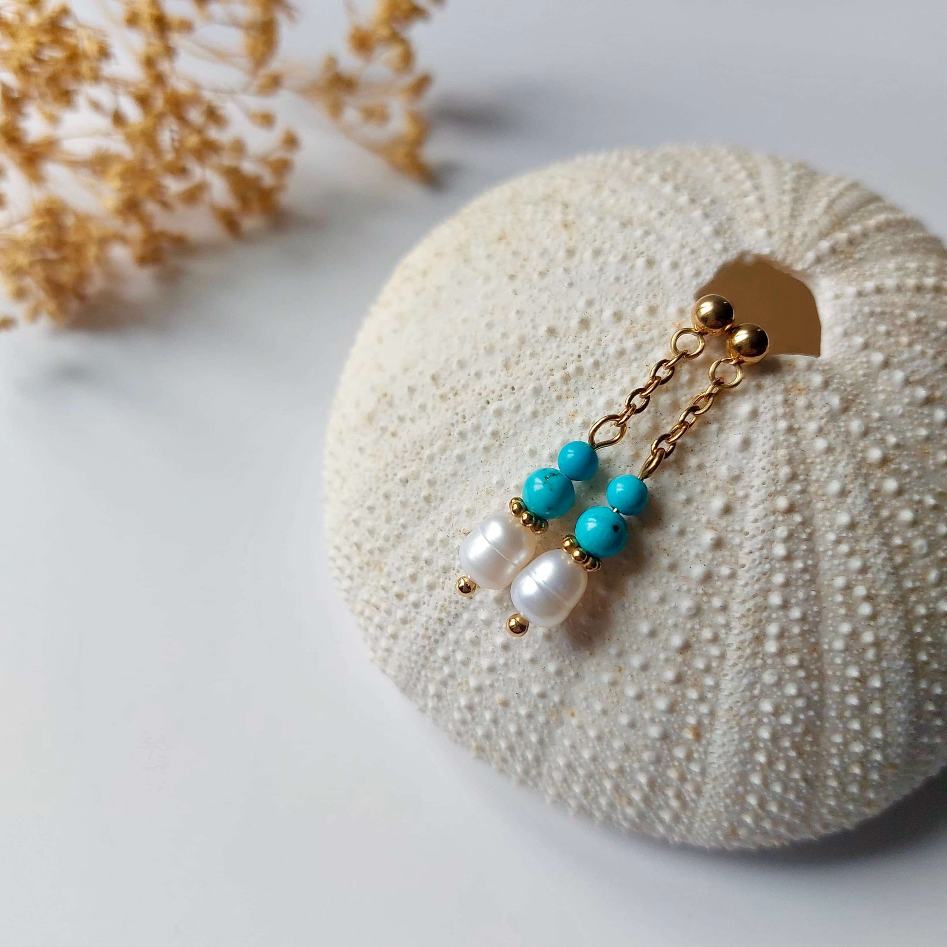 Boucles d'oreilles tendances en acier inoxydable, perles d'eau douce et perles de Turquoise bleue parfaites pour le quotidien. 