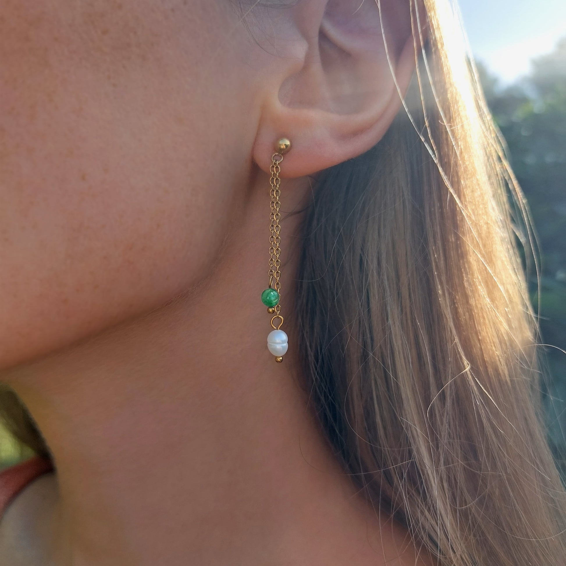 Boucles d'oreilles pendantes en acier inoxydable, perles d'eau douce et pierres naturelles vertes.