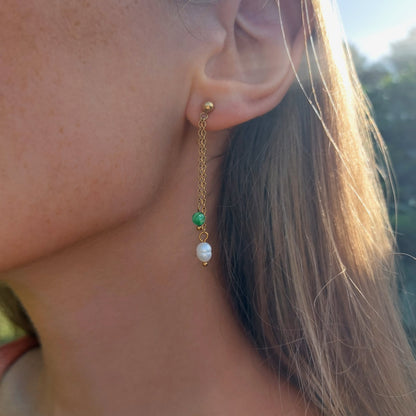 Boucles d'oreilles pendantes en acier inoxydable, perles d'eau douce et pierres naturelles vertes.