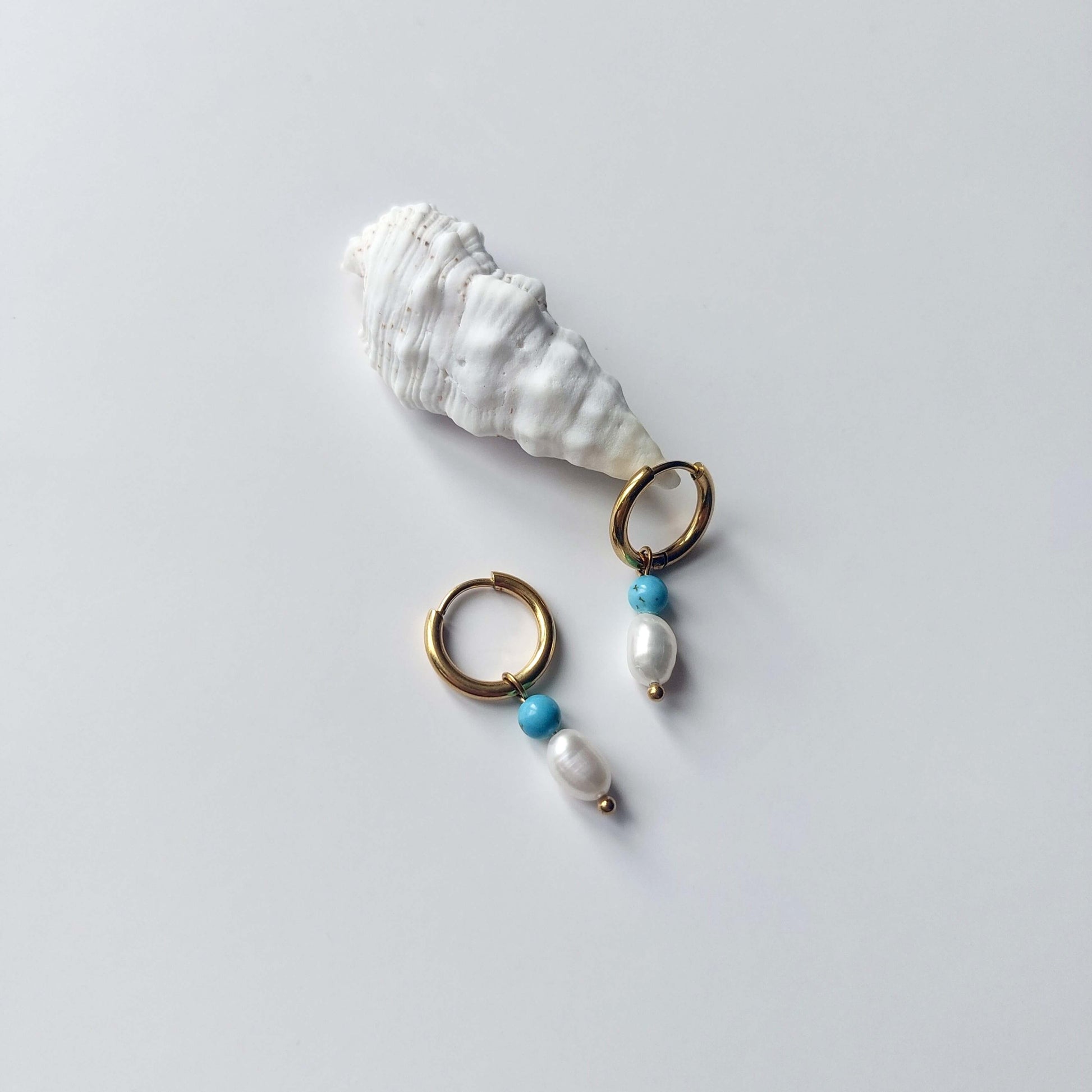 Boucles d'oreilles créoles en acier inoxydable doré avec une pierre d'eau douce et une perle de turquoise bleue