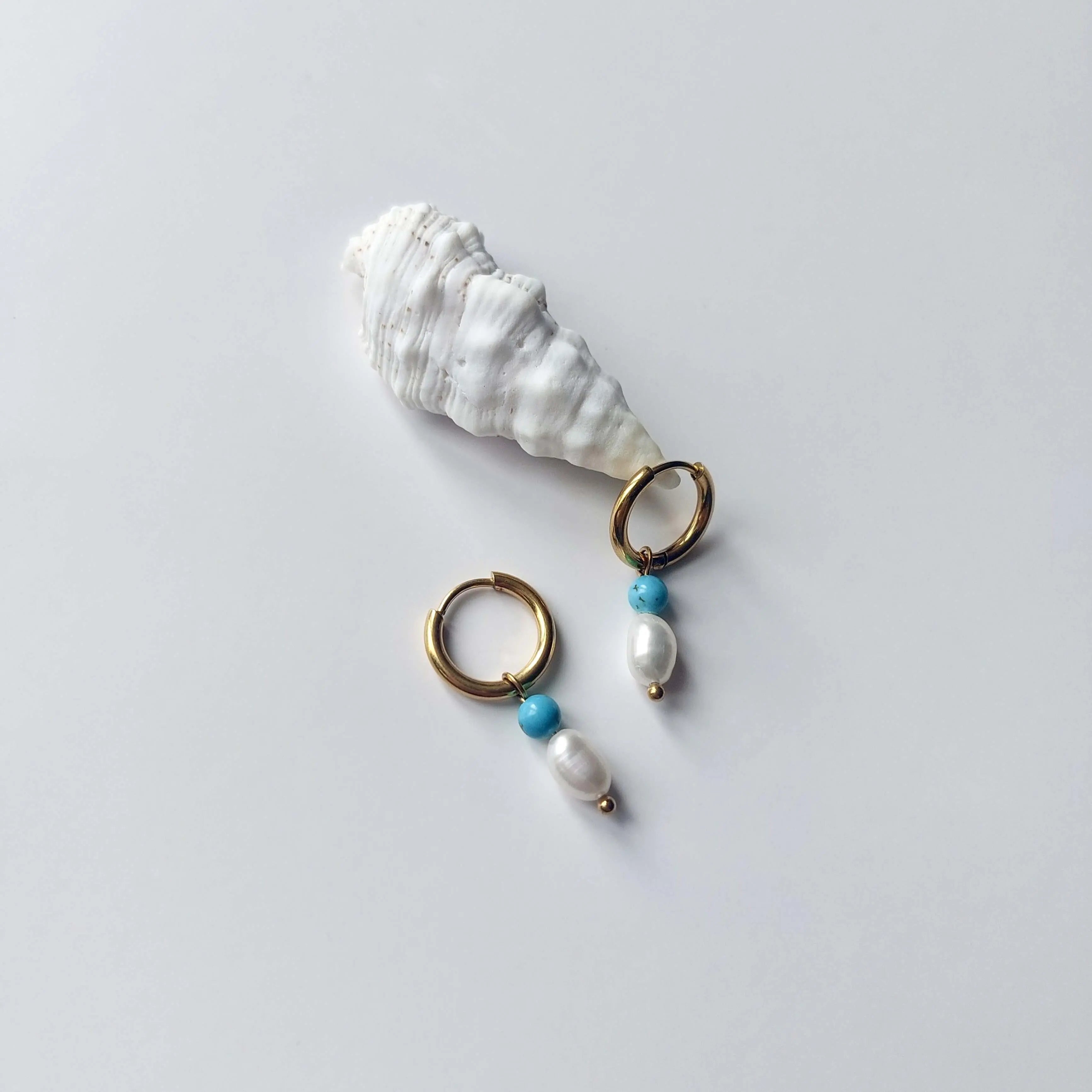 Boucles d'oreilles créoles en acier inoxydable doré avec une pierre d'eau douce et une perle de turquoise bleue