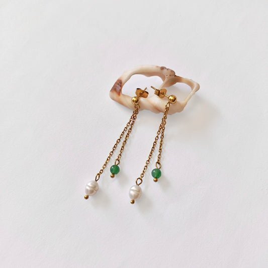 Boucles d'oreilles en acier inoxydable avec perle d'eau douce et pierres d'aventurine verte, bijou délicat et élégant pour un style distingué au quotidien.
